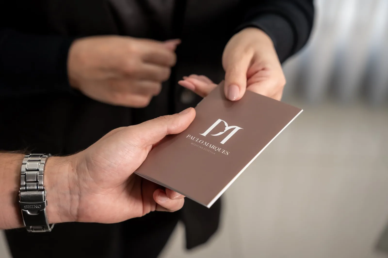 Entrega da brochura de vale oferta Paulo Marques — Medicina Estética