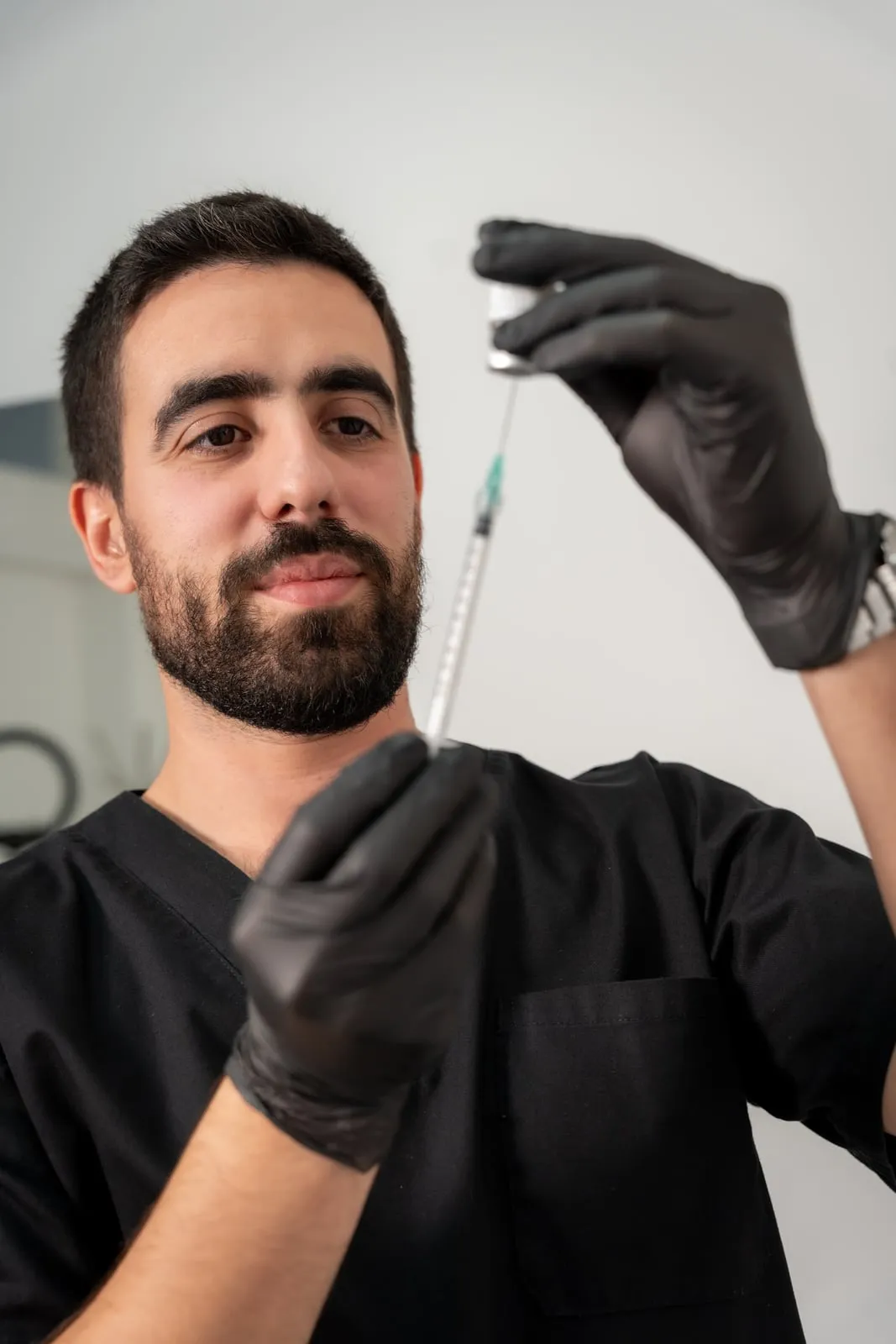 Dr. Paulo Marques a preparar um tratamento injetável